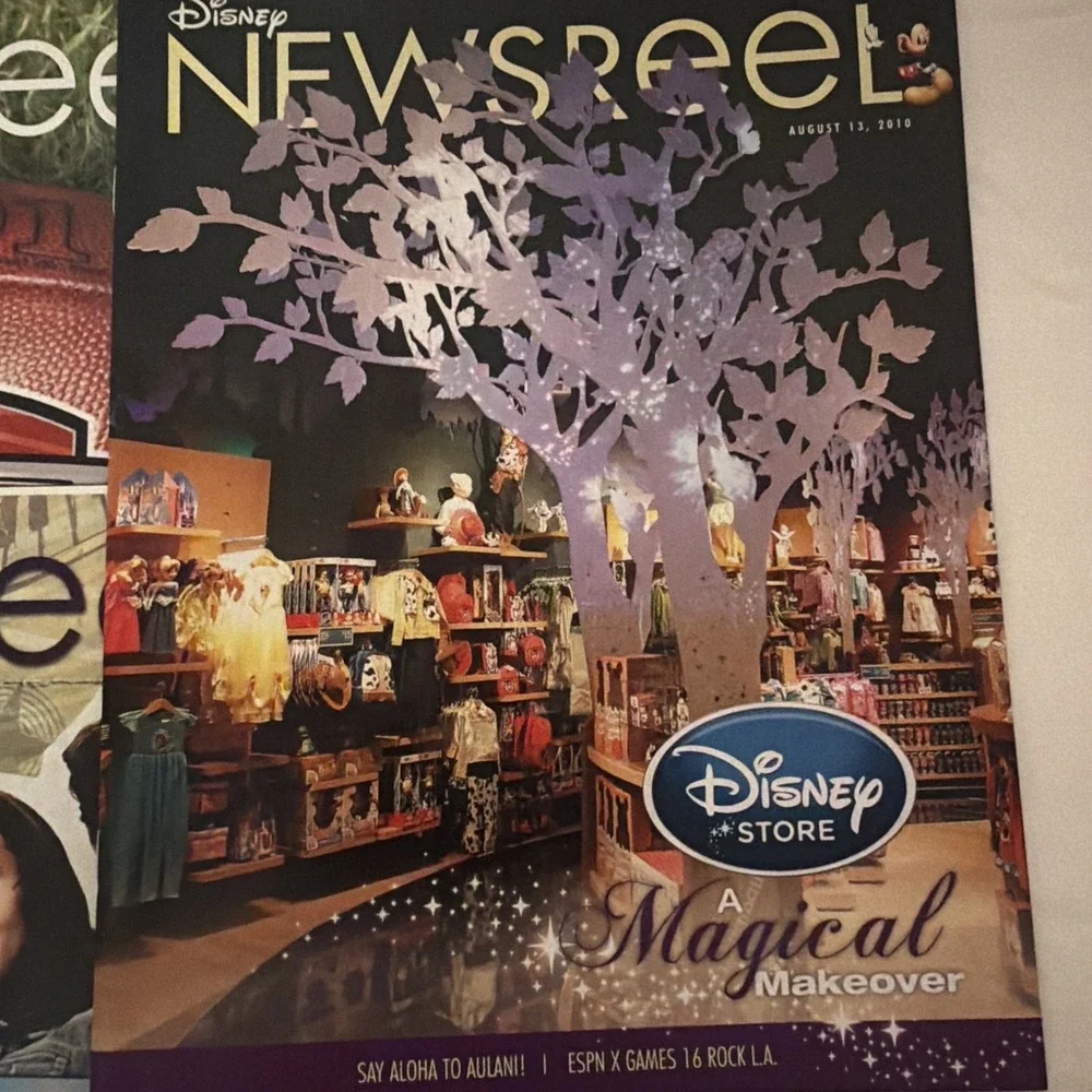 Lot Of 12 Disney Newsreel Newsletter Magazines 2010 Employee‎ Cast Member